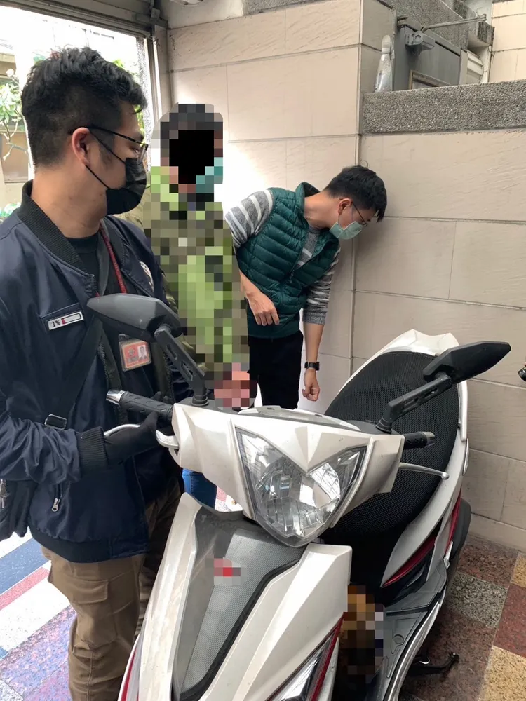 警方帶回女警程姓男友。讀者提供