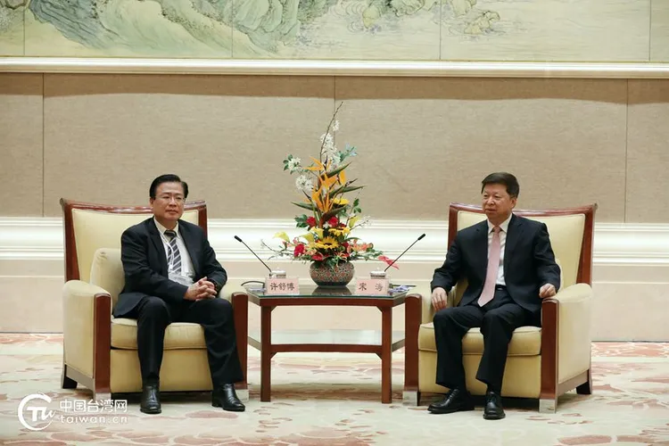 國台辦主任宋濤（右）21日會見商總理事長許舒博率領的台灣商業團體。翻攝國台辦網站