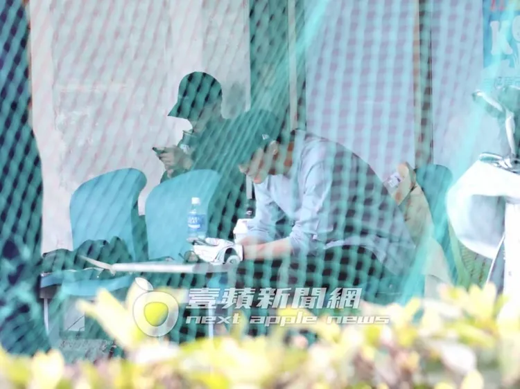 王子滑手機聊天喘口氣。特勤中心攝