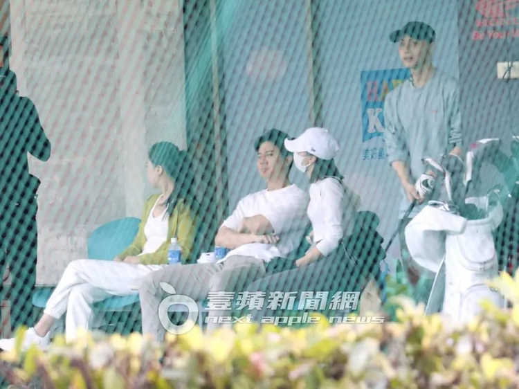 王子（右）拿起球桿準備大展身手。特勤中心攝