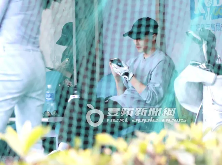 原本面無笑容的王子，突然挺身坐好，對著手機免強露出微笑。特勤中心攝