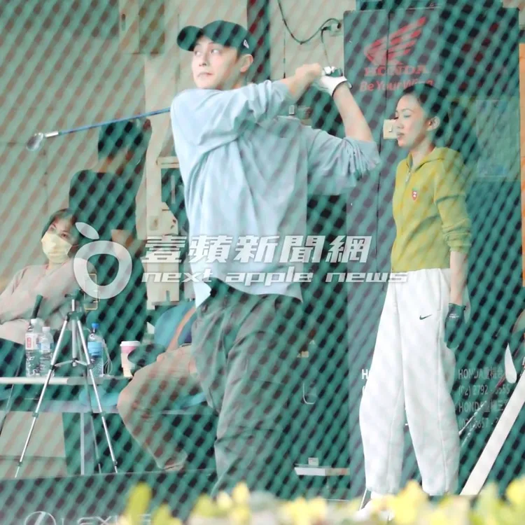 王子奮力一擊，小白球飛的又高又遠。特勤中心攝