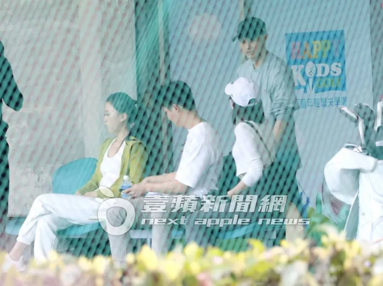 王子（右）與女友人聊天。特勤中心攝