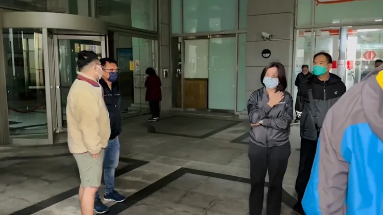 邱莉莉現身台南地院關切交保情形。王志弘攝