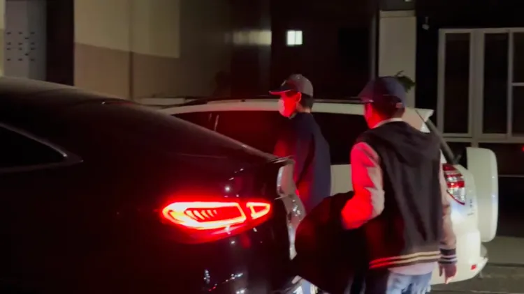 郭再欽300萬元交保，匆促上車離去。讀者提供