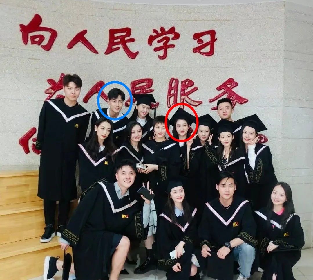 刘峰（蓝圈处）和关晓彤（红圈处）是北京电影学院同学。翻摄星娱小马甲微博