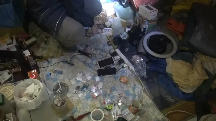 警方佯裝毒蟲進屋買毒品，屋內毒品、垃圾堆滿地。讀者提供