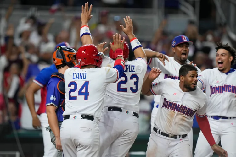 克魯茲(中)跑回再見分。美聯社