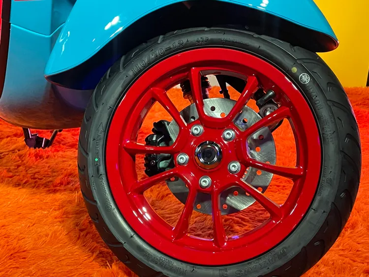 Vespa Primavera S.E.幻彩特仕版搭配專屬鑄造撞色輪圈，外層再覆以高光澤金屬漆。林浩昇攝