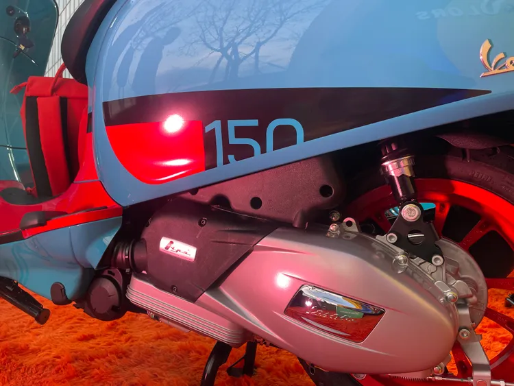 多處撞色的細節安排在V型喇叭領結飾蓋、腳踏區域、車身雙側等處。林浩昇攝