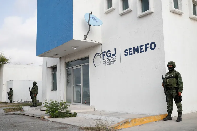 墨西哥武裝人員8日在邊界城市馬塔莫羅斯的法醫大樓戒備。路透社