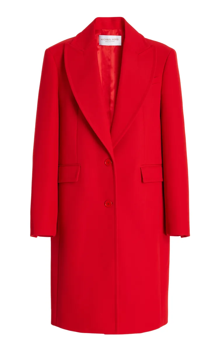 舒淇在形象照中穿著的罌粟紅大衣，10萬5400元。品牌提供