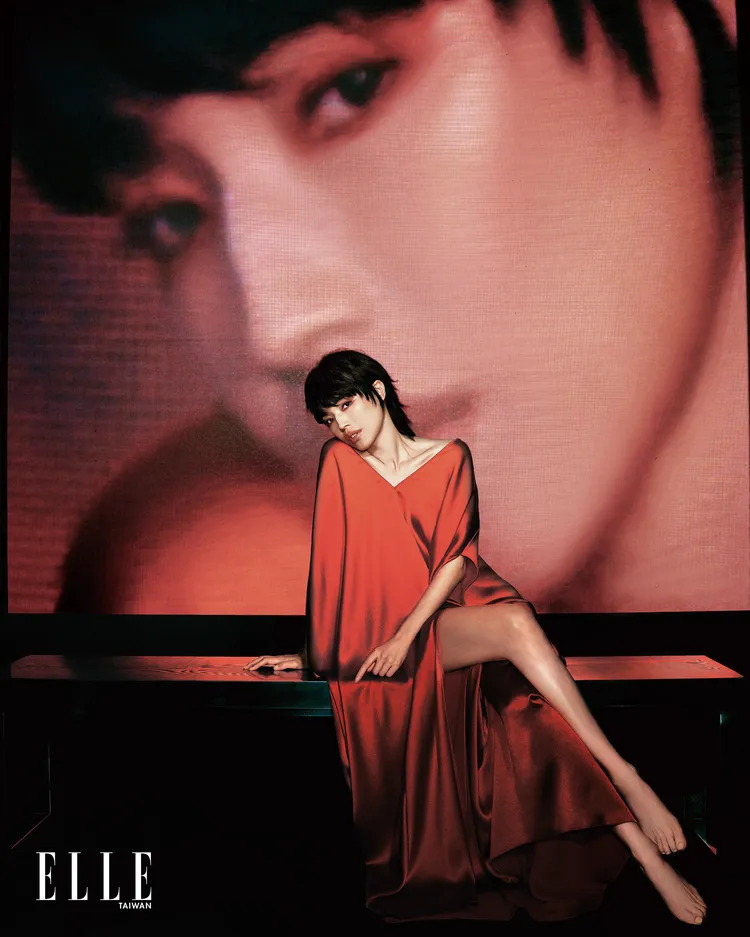 舒淇拍攝中國版《ELLE》2月刊封面時，就曾穿上MICHAEL KORS紅色緞面連身裙，為代言「預告」。《ELLE》提供