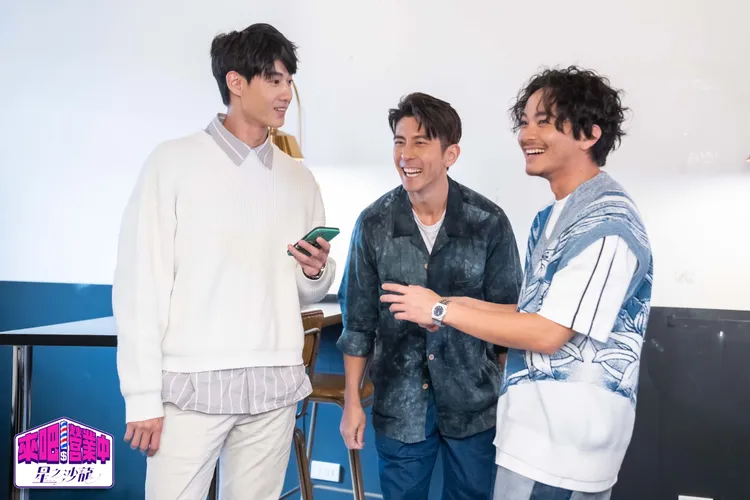 黃柏峰(左起)、修杰楷、楊銘威討論FEnix專輯封面造型。TVBS提供