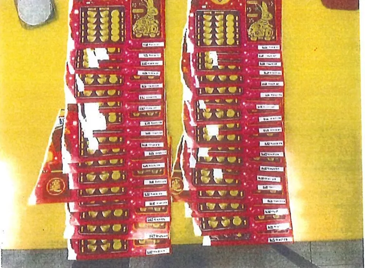 林男搶走的彩券。翻攝畫面