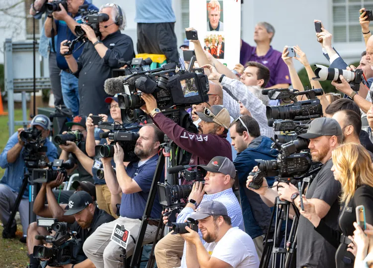 大批媒體記者採訪這起案件。美聯社