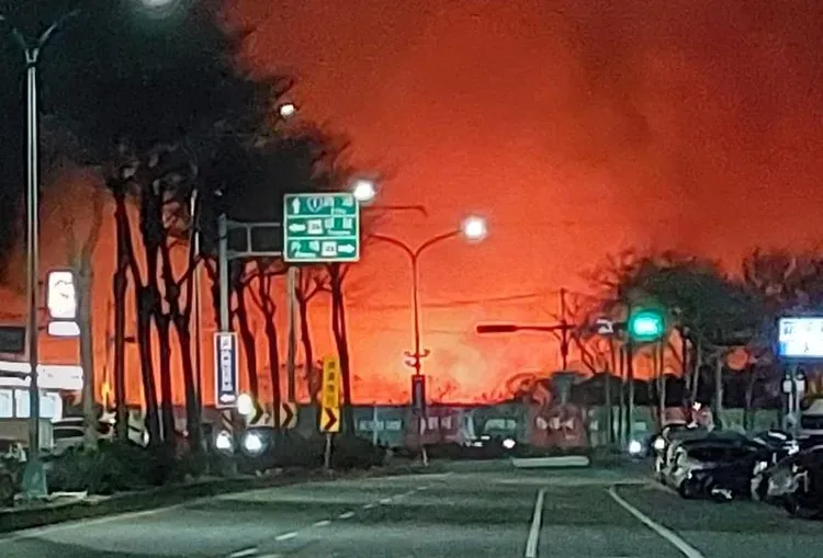 昨晚火勢猛烈時，天空都被熊熊天光籠罩。翻攝臉書「後龍大小事」