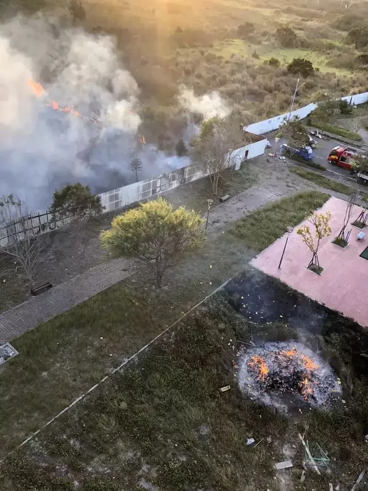 園區廣達20公頃，許多地方無路可達，造成火勢搶救困難。翻攝臉書「後龍大小事」