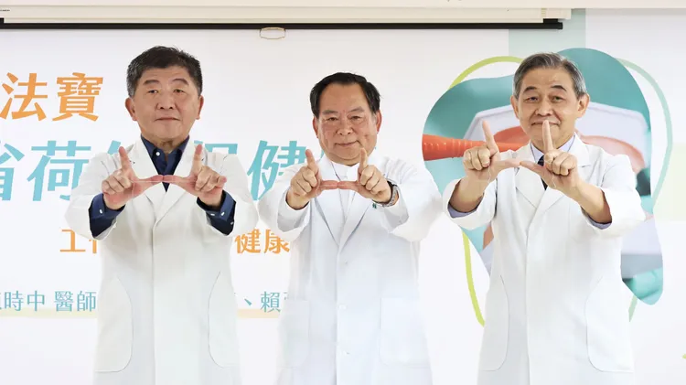 陳時中、賴弘明、蔡鵬飛示範正確的牙線使用手勢。莊宗達攝