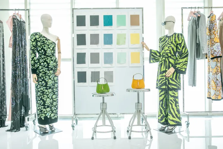 全球首發的52套頂級訂製服，每款皆藉由細膩的刺繡、珠飾、皺褶等令人目不暇給的細節，展現GUCCI超凡的裁縫工藝。品牌提供