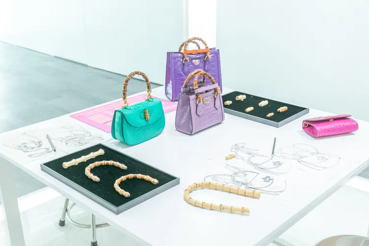 珍稀訂製包區首度搬進了工作桌，真實還原了成就GUCCI經典包款背後的繁複製作步驟。品牌提供