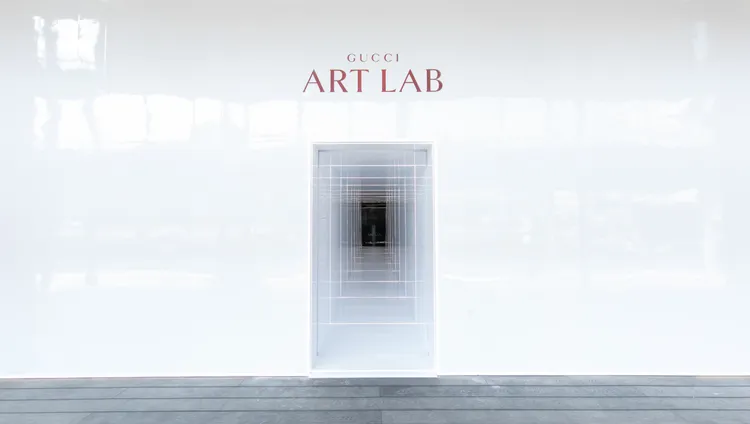 穿越極具未來感的神祕光廊，由開放式隔間劃分的5大工藝主題展間，也依序盡現眼前。品牌提供