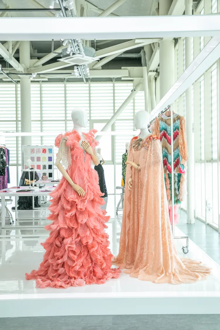頂級訂製服區所展示的華服中，4款為獨一無二設計，其中1套粉膚色蕾絲斗篷刺繡晚禮服（右），要價更高達660萬元。品牌提供