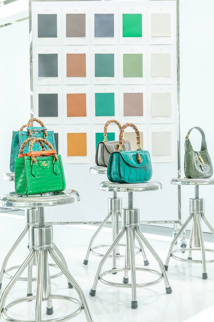 珍稀訂製包區所架設的面料牆，讓貴客可更直覺式地進行挑選。品牌提供