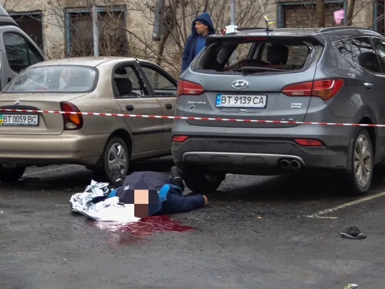 超市外的死者遺體未遮掩時，頭骨破洞清晰可見（照片經馬賽克處理）。路透社