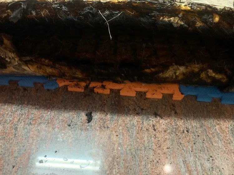 屋內彈簧床墊與棉被被燒得一片焦黑，余小姐表示若晚點發現，恐怕整間屋子都燒了。民眾提供