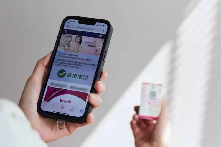 掃描外盒QR code，連上網頁就能輕鬆完成正貨驗證，並放心進行變美之旅。