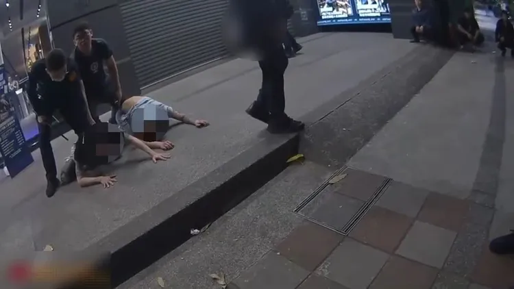 警方將鬥毆的嫌犯壓制。蘆洲警分局提供