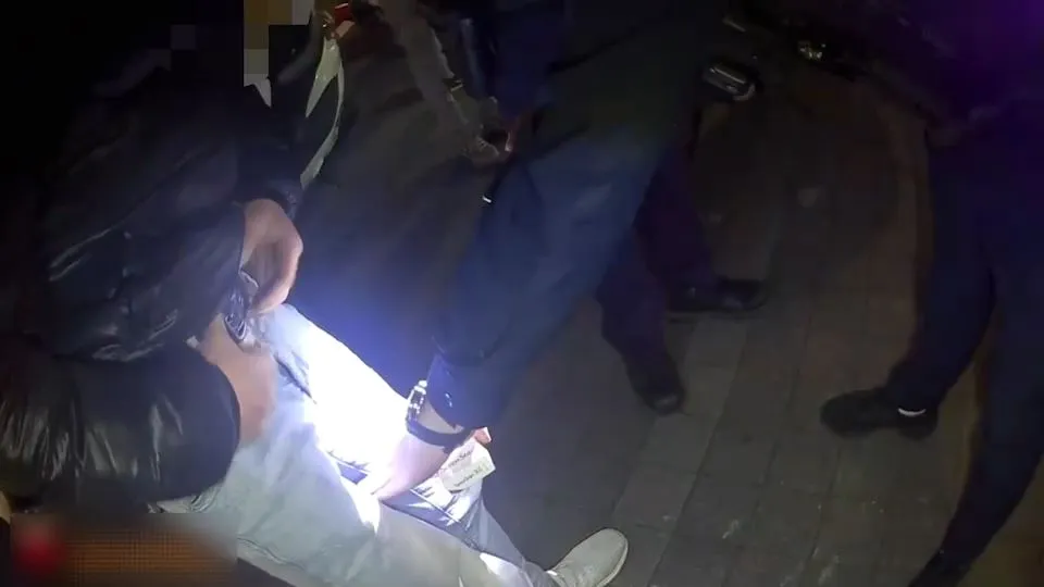 蘇男被搜身時一直遮掩。蘆洲警分局提供