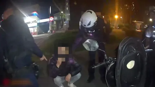 雙貼機車未戴安全帽遭盤查 警打開置物箱赫見鎮暴槍