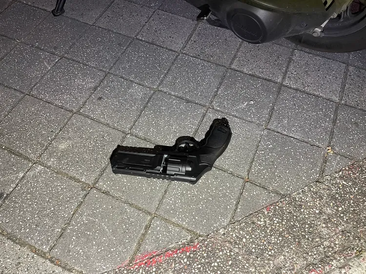 警方查獲鎮暴槍。蘆洲警分局提供