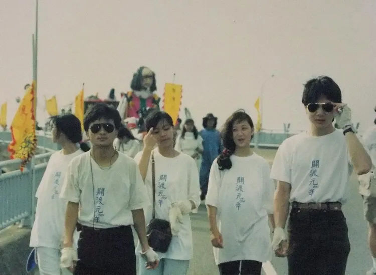 唐從聖（右）曬出舊照。果陀劇場提供