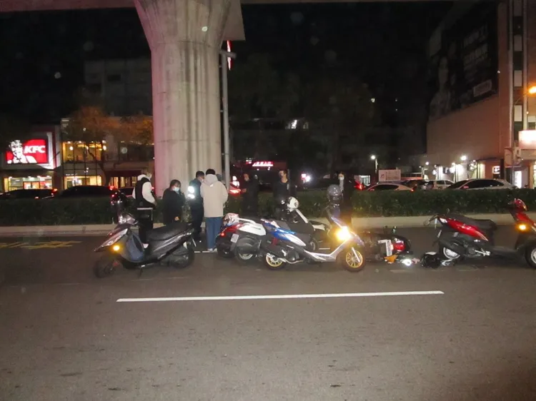 黃姓騎士閃車自摔，導致後方7輛機車煞車不及撞成一團。讀者提供