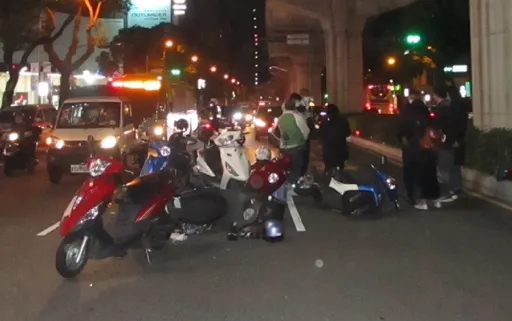 台中騎士閃避前車犁田　後方7機車連環撞釀5傷！現場慘狀曝光