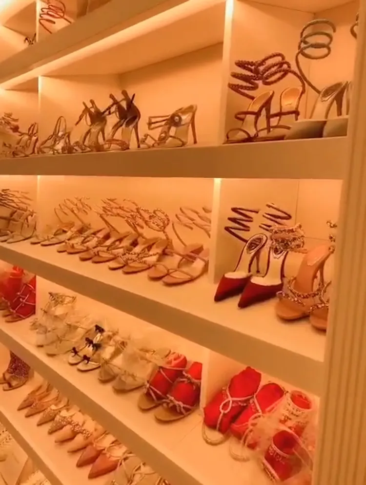名貴的鞋子一整排，感覺還有同品牌包色包款。引自五姐抖音