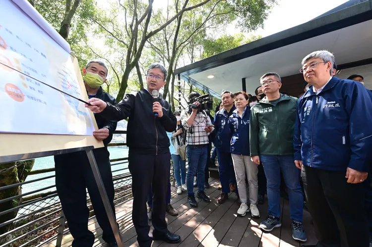 陳建仁視察大甲溪水情。政院提供
