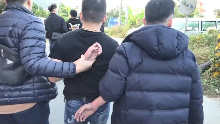 警方查出李嫌是通緝犯，另涉及竊盜、毒品。讀者提供