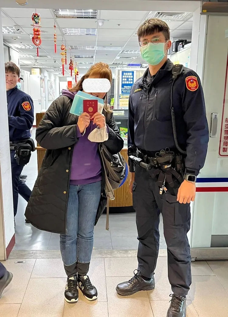 警員謝沛龍趕達機場，將護照交還給日籍女游客中島女士。翻攝畫面