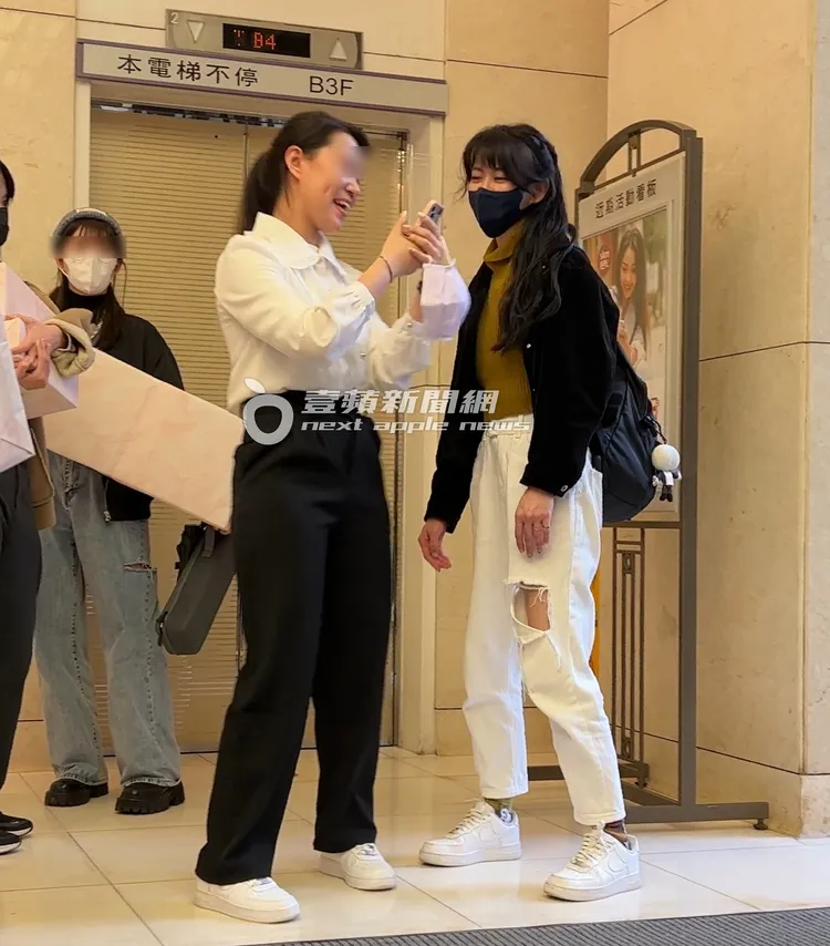 白痴公主（右）遇見熱情粉絲答應合照。特勤中心攝