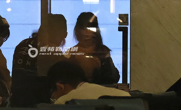 白痴公主（右）與員工走進包廂準備用餐。特勤中心攝