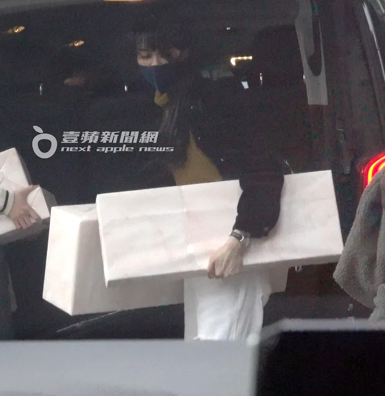 白痴公主下車後，走到後車廂幫忙搬尾牙獎品。特勤中心攝