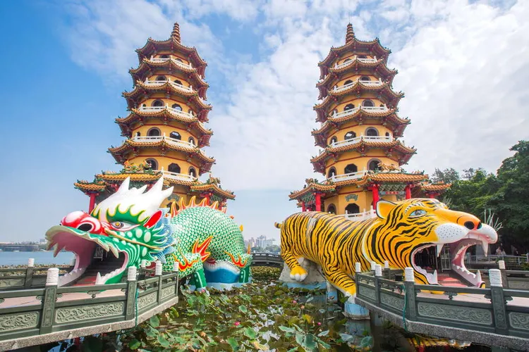 蓮池潭風景區受到旅客喜愛。讀者提供