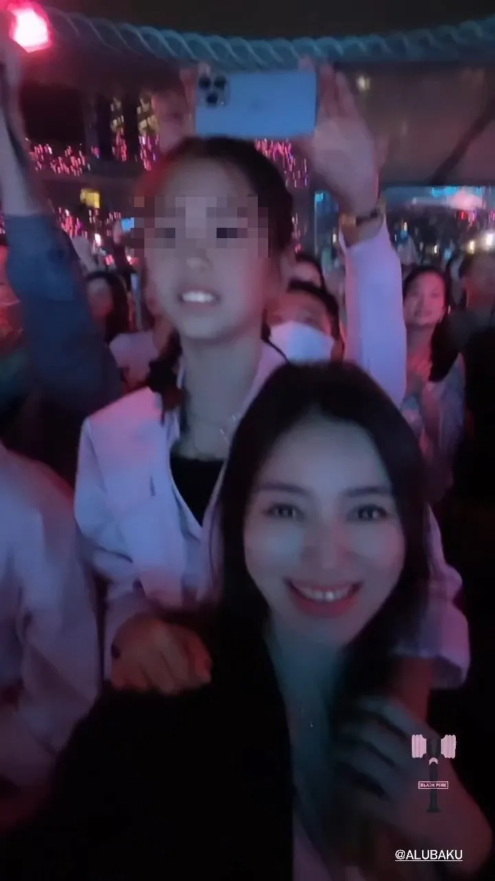林牧潔（前）帶著女兒朝聖BLACKPINK演場會。翻攝muchieh IG