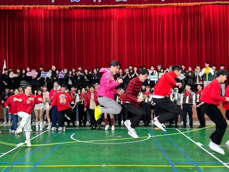 楊繡惠（左一）參加跳繩挑戰，卻變成老鼠屎。民視提供