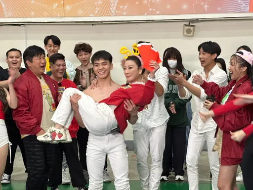 小鮮肉不要熊霓火辣熱舞  親點楊繡惠還公主抱轉圈圈