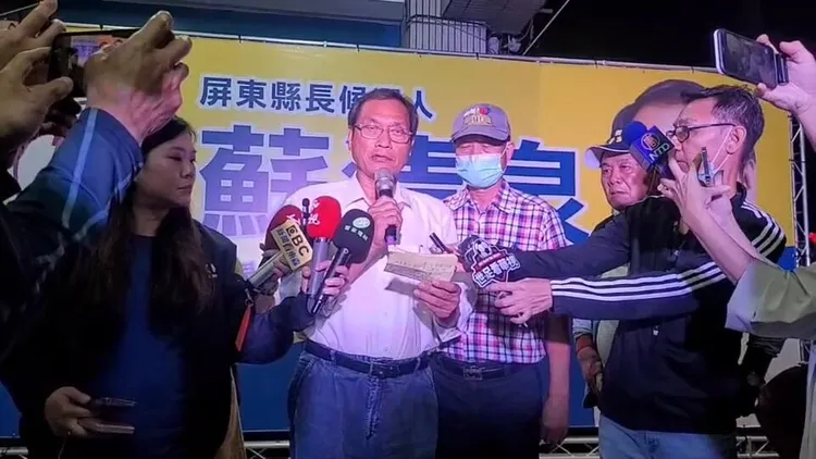 蘇清泉日前到屏東地方法院遞狀要求驗票。資照 讀者提供